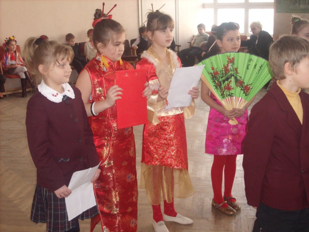 Юні україночки одягнуті у традиційні китайські шовкові сукні