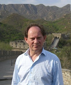 Едвард Макміллан-Скотт, колишній віце-президент Європарламенту на тлі Великої китайської стіни