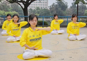На Тайвані, як і до початку репресій, китайські практикувальники Фалуньгун спокійно медитують у парку Національного університету Цінхуа